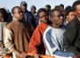 Migrantes africanos huyen de sus países.
