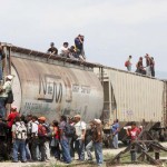 Centroamericanos humildes son los que se juegan la vida todos los días en el "tren de la muerte", en México.