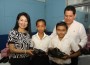 La embajadora Hsing y el ministro Treminio entregan zapatos a niños estudiantes.