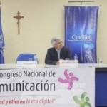 El arzobispo Claudio María Celli, presidente del Pontificio Consejo para las Comunicaciones Sociales (de pie), en su conferencia magistral.