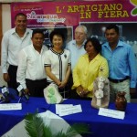 Embajadora Ingrid Hsing y artesanos nicaraguenses