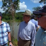 Los vicepresidentes Alfio Piva (izq.) y Luis Liberman visitaron ayer la trocha fronteriza que corre paralela al río San.