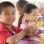 Niños comiendo