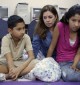 Ronald Soza y su hermana Cecia junto a Nora Sándigo durante la protesta por la deportación de su madre. Ahora, el padre de ambos logró vencer la orden de deportación que enfrentaba. Foto del 2009.
