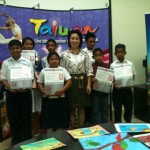 Embajadora Hsing, de Taiwán, con niños nicas que recibieron reconocimientos en el país asiático.