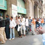 Inmigrantes buscando asistencia social en España.