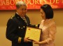 Otra placa de manos de la embajadora Ingrid Y. W. Hsing recibió el Dr. Enrique Chavarría, comandante de los bomberos voluntarios.