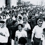 Ernesto Cardenal en los años 80. Atrás se aprecia al actual presidente Daniel Ortega.