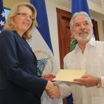 Phyllis Powers, embajadora de Estados Unidos y Samuel Santos, canciller de Nicaragua.