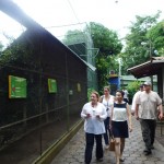 La embajadora Ingrid Y. W. Hsing y la señora Marina Argüello durante un recorrido por el zoológico.