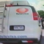 Una de las camionetas de los narcos con el logo de Televisa. (Tomada de la Nueva Radio Ya).