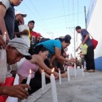 Centroamericanos ponen velas en Tenosique, Tabasco, demandando no los maten más.