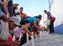 Centroamericanos ponen velas en Tenosique, Tabasco, demandando no los maten más.
