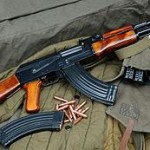 Fusil AK-47 similar a los capturados en un bus.