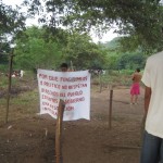 Un rótulo de los moradores de "El Pochote" en el que piden respeto a sus derechos.