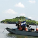 Hondureños arriban al disputado islote Conejo, en el Golfo de Fonseca.