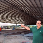 El Ing. Fredman Torres muestra una nave industrial en construcción donde fabricarán puros a mano en Estelí.