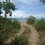 En este trecho de la bahía de Salinas la costanera lleva hasta la bella playa. Al fondo se aprecio la costarricense isla Bolaños.