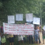 Comunitarios de "El Pochote" protestan contra los intentos de despojarlos de sus tierras.