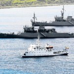 Fragatas colombianas de guerra custodian un buque civil en aguas del Mar Caribe.