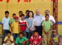 La ermbajadora Hsing entrega donacion a niños del equipo infantil de béisbol en Masatepe.