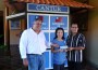 La embajadora Hsing entrega la donación para kioskos turísticos en Granada.