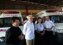 La embajadora Hsing, el canciller Santos y el comandante Chavarría, posan junto a las dos ambulancias donadas.