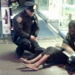 Policía compra botas a indigente
