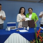 La embajadora Ingrid Hsing entrega la valiosa donación al Ministerio de Educación.