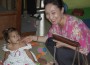 La embajadora Hsing y una bebita beneficiada por el Programa Amor.