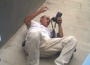 El veterano fotógrafo Manuel Esquivel, yace en el suelo tras ser expulsado por la fuerza del Complejo Judicial  de Managua.