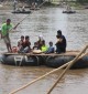 Migrantes centroamericanos en balsa sobre el río Suchiate, en frontera entre Guatemala y México.