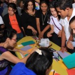 La embajadora Hsing enseñando caligrafía a jóvenes de Matagalpa.