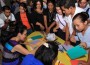 La embajadora Hsing enseñando caligrafía a jóvenes de Matagalpa.