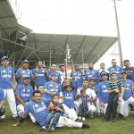 El equipo Pinoleros muestra orgulloso su trofeo de campeón del béisbol superior en Costa Rica.