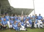El equipo Pinoleros muestra orgulloso su trofeo de campeón del béisbol superior en Costa Rica.