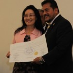 La embajadora Hsing al recibir el reconocimiento del Parlacen.
