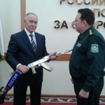 víctor Ivanov entrega el AK-47 con dedicatoria al general Julio César Avilés.