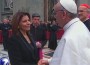 Laura Chinchilla saluda al Papa Francisco después de la ceremonia de investidura.