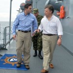 Juan Manuel Santos a bordo de un barco de guerra.