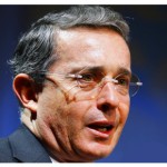 Álvaro Uribe está siendo cuestionado por su entreguismo ante Estados Unidos.