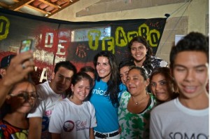 La actriz y embajadora de Unicef, Angie Harman, junto a adolescentes líderes de Nicaragua.