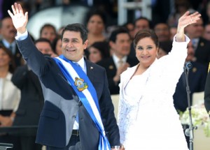 Juan Orlando Hernández luce la banda presidencial. Le acompaña su esposa.