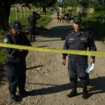 Dos soldados hondureños resguardan la escena del doble asesinato contra dos nicaragüenses en La Ceiba.