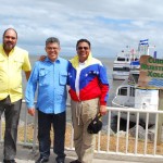 El canciller Elías Jaua posa en el Puerto Salvador Allende junto a Rafael Ortega y Francisco López.