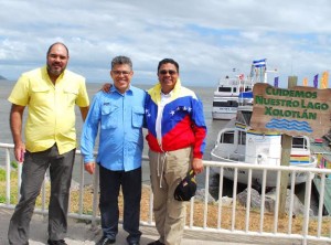 El canciller Elías Jaua posa en el Puerto Salvador Allende junto a Rafael Ortega y Francisco López.