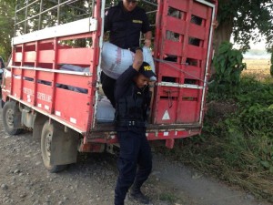 La policía tica confiscó el cargamento de frijoles procedente de Nicaragua. (Foto: La Nación).