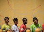 Los capitanes de los equipos de Pakistán, Brasil, Egipto, Burundi, Nicaragua y Mauricio (de izquierda a derecha) esperan en la banda en la segunda edición del Mundial de niños, en las calles de Rio de Janeiro, el 1 de abril de 2014.