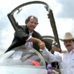 El presidente Daniel Ortega posa en un F-5 hondureño con el depuesto presidente de Honduras Manuel Zelaya.