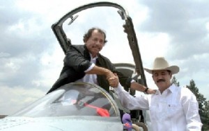 El presidente Daniel Ortega posa en un F-5 hondureño con el depuesto presidente de Honduras Manuel Zelaya.